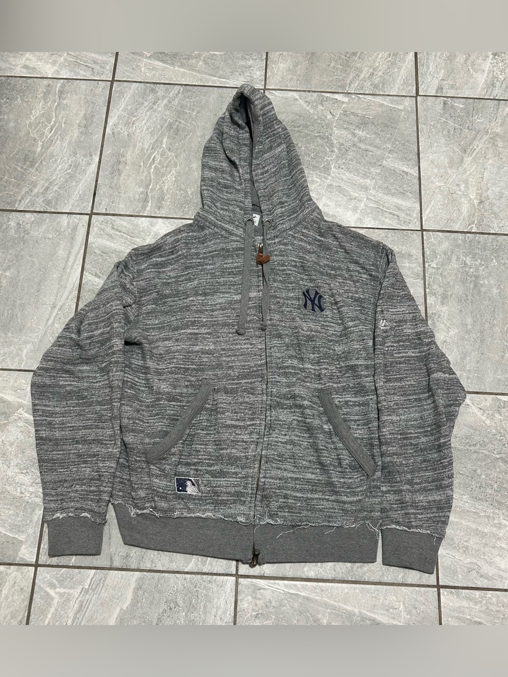 New York Yankees Majestic Women’s Medium Full Zip Distressed Hoodie Gray